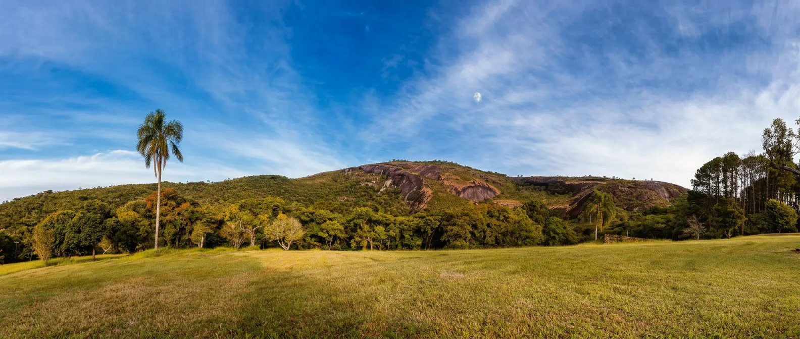 Vista do terreno no Morro Azul, em Jarinu, com área verde e morros ao fundo